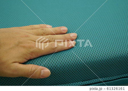 クッション性を確認する手 61326161