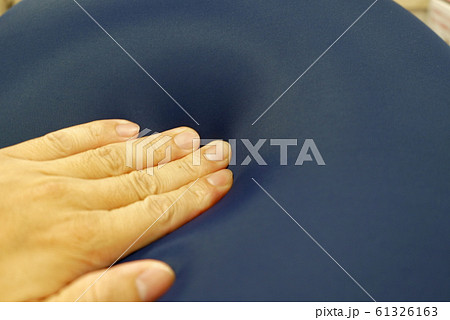 クッション性を確認する手 クッション性を確認する手 61326163