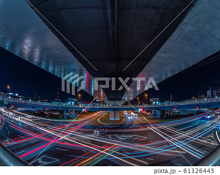 夜の上天神町交差点の様子 61326445