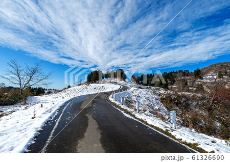 【新潟県山古志】薬師の杜に続く坂道は青空に続く 61326690