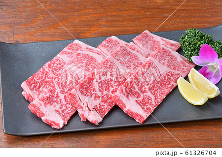 高級焼肉、和牛ロース肉。焼肉店、韓国料理店イメージ。牛肉・ビーフ、焼き肉料理。 高級焼肉、和牛ロース肉。焼肉店、韓国料理店イメージ。牛肉・ビーフ、焼き肉料理。 61326704