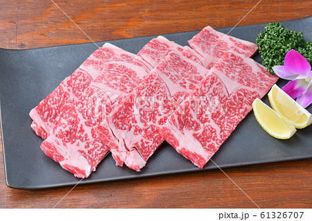 高級焼肉、和牛ロース肉。焼肉店、韓国料理店イメージ。牛肉・ビーフ、焼き肉料理。 61326707