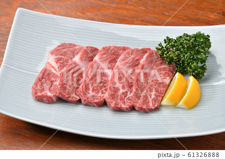 焼肉、国産牛「サガリ(部位)」肉。焼肉店、韓国料理店イメージ。牛肉・ビーフ、焼き肉料理。 焼肉、国産牛「サガリ(部位)」肉。焼肉店、韓国料理店イメージ。牛肉・ビーフ、焼き肉料理。 61326888