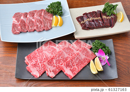 高級焼肉盛合せ、和牛ロース肉（手前）国産牛サガリ肉（左奥）国産牛レバー（右奥）。焼肉店、韓国料理店 61327163