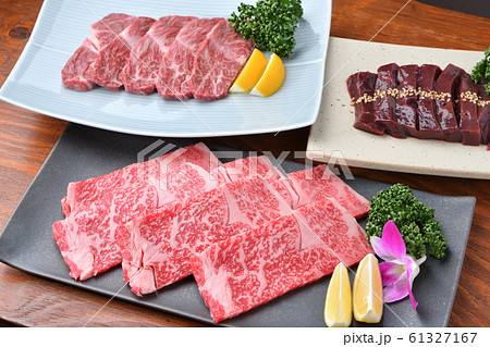 高級焼肉盛合せ、和牛ロース肉（手前）国産牛サガリ肉（左奥）国産牛レバー（右奥）。焼肉店、韓国料理店 61327167