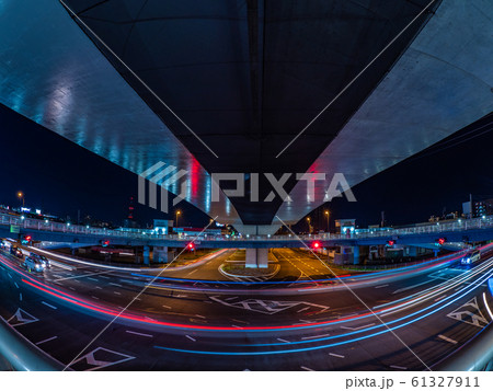 夜の上天神町交差点の様子 61327911