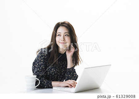 若い女性 ポートレート ノートパソコン 若い女性 ポートレート ノートパソコン 61329008