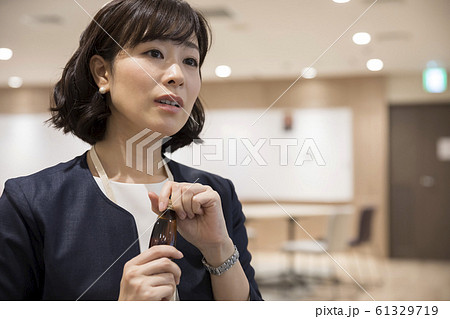 栄養ドリンクを飲むビジネスウーマン 61329719