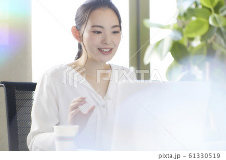 若いビジネスウーマン 　 61330519