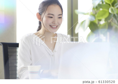 若いビジネスウーマン 　 61330520
