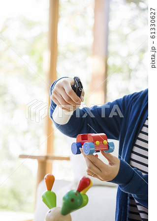子供のおもちゃを除菌する母親手元 子供のおもちゃを除菌する母親手元 61330627
