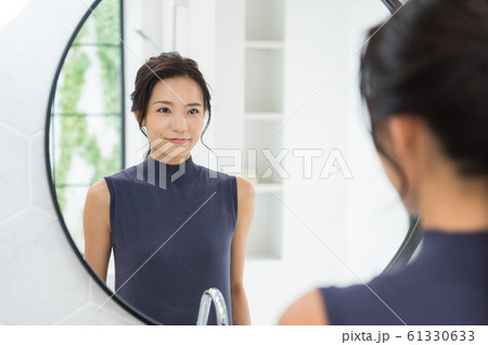 鏡にうつる女性　白背景 61330633