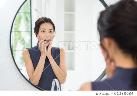 鏡にうつる女性　白背景 61330634