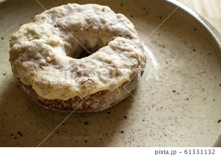 白い陶器のお皿の上のドーナツ アップ 白い陶器のお皿の上のドーナツ アップ 61331132