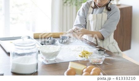 韓国人 少女 料理 61333210