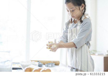 韓国人 少女 料理 61333215