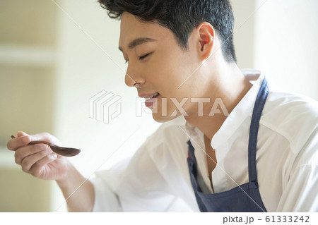 韓国人 若い男 若い男性 61333242