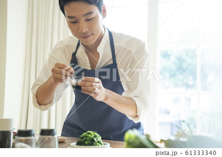 韓国人 若い男 若い男性 61333340