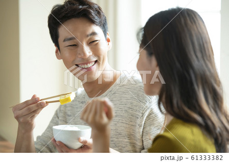 韓国人 カップル 新婚夫婦 61333382