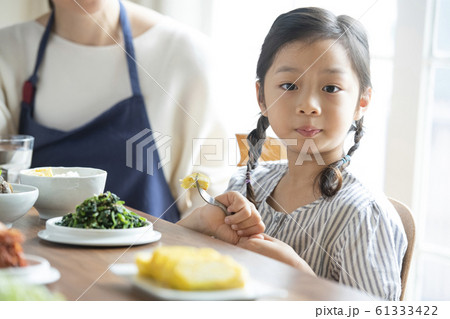 韓国人 少女 食事の写真素材