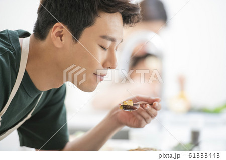 韓国人 若い男 若い男性 61333443