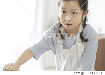 韓国人 少女 料理 61333451