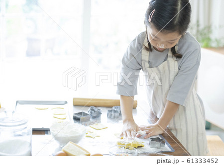 韓国人 少女 料理 61333452