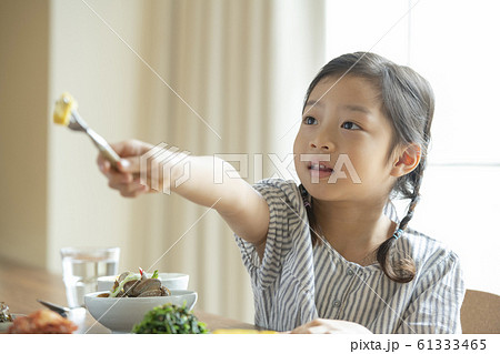 韓国人 少女 食事の写真素材