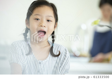 韓国人 少女 食事 61333500