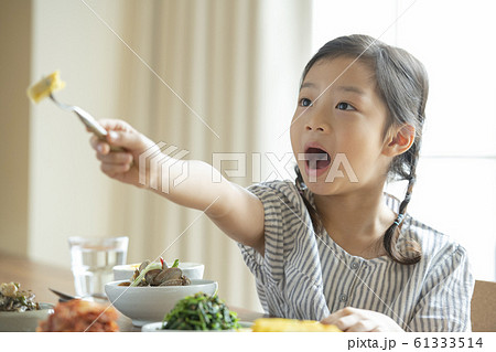 韓国人 少女 食事 61333514