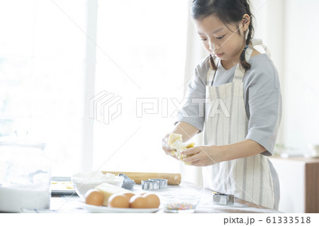 韓国人 少女 料理 61333518