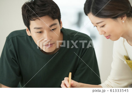 韓国人 若い女性 若い男 61333545