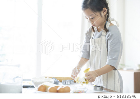 韓国人 少女 料理 61333546