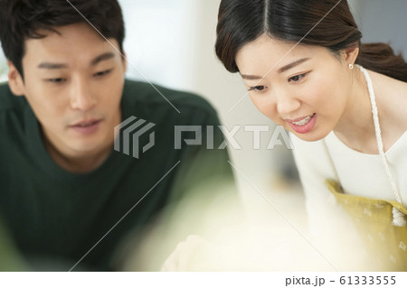 韓国人 若い女性 若い男 61333555