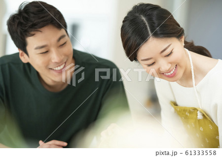 韓国人 夫婦 料理 61333558