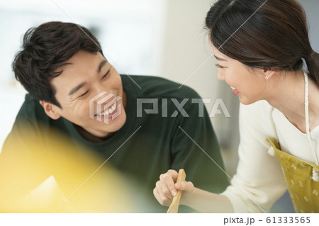 韓国人 新婚 夫婦 61333565