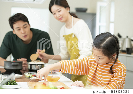 韓国人 家族 ファミリー 61333585