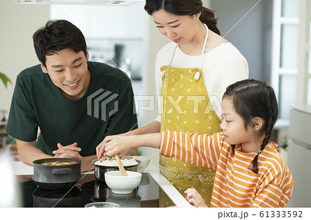 韓国人 家族 ファミリー 61333592