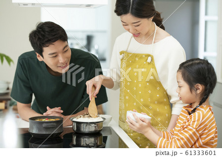 韓国人 家族 ファミリー 61333601