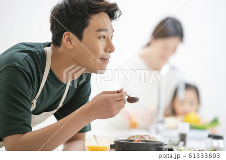 韓国人 家族 ファミリー 61333603