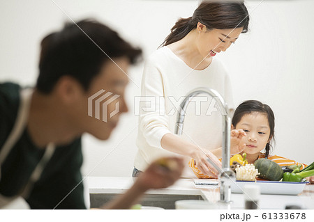 韓国人 家族 ファミリー 61333678