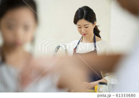 韓国人 若い女性 キッチン 61333680