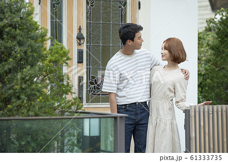 韓国人 カップル 家の写真素材