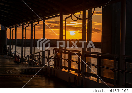 三重県津市ヨットハーバーの朝日 61334562