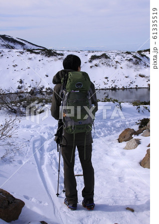 初冬のミクリガ池と登山者　撮影場所：室堂 61335519
