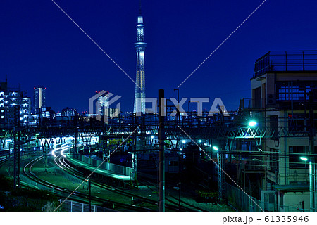 荒川堤防から見た夜景 スカイツリーと鐘ヶ淵駅 荒川堤防から見た夜景 スカイツリーと鐘ヶ淵駅 61335946