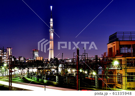 荒川堤防から見た夜景 スカイツリーと鐘ヶ淵駅 荒川堤防から見た夜景 スカイツリーと鐘ヶ淵駅 61335948