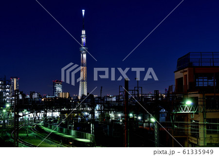 荒川堤防から見た夜景 スカイツリーと鐘ヶ淵駅 荒川堤防から見た夜景 スカイツリーと鐘ヶ淵駅 61335949