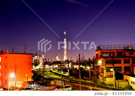荒川堤防から見た夜景 スカイツリーと鐘ヶ淵駅 荒川堤防から見た夜景 スカイツリーと鐘ヶ淵駅 61335950