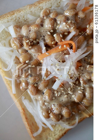 お正月の残り物アレンジ　なますと納豆のトースト 61336178